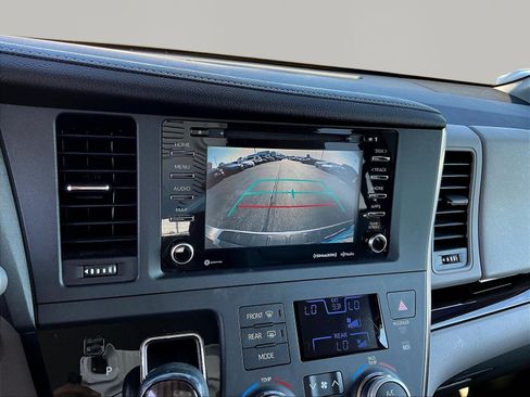 Used 2018 Toyota Sienna XLE Premium FWD image 14