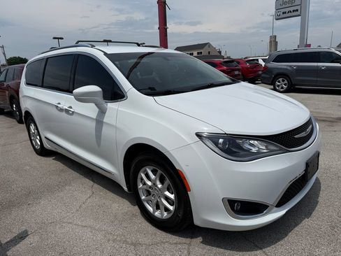 Used 2020 Chrysler Pacifica Touring-L FWD image 11