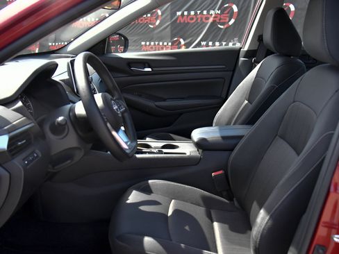 Used 2025 Nissan Altima 2.5 SV FWD image 17