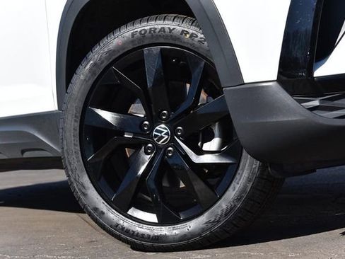 Used 2023 Volkswagen Taos SE w/ Panoramic Sunroof Package image 3