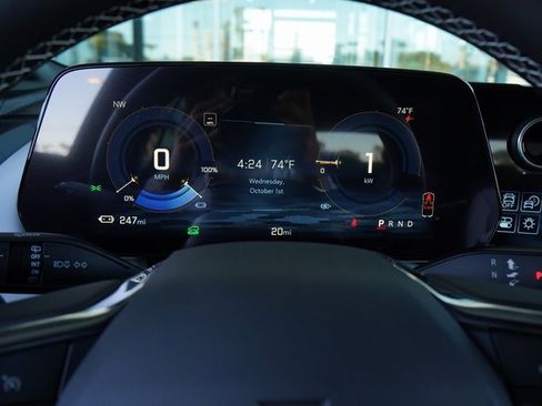 New 2025 Chevrolet Equinox EV LT image 18