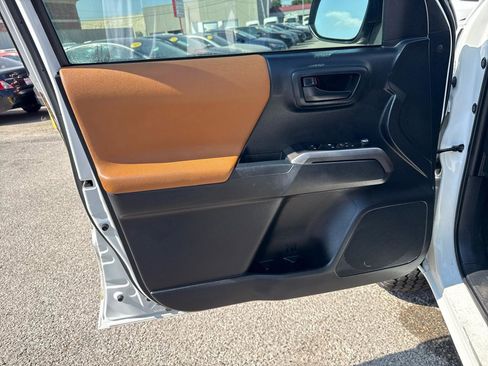 Used 2018 Toyota Tacoma SR5 RWD image 11