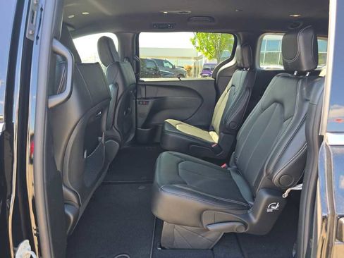 New 2026 Chrysler Pacifica Select FWD image 16
