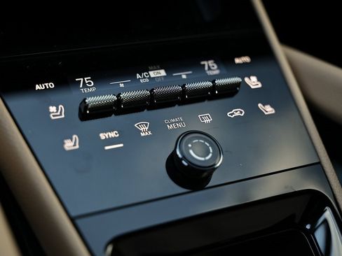 Certified 2025 Porsche Cayenne w/ Premium Package Plus image 41