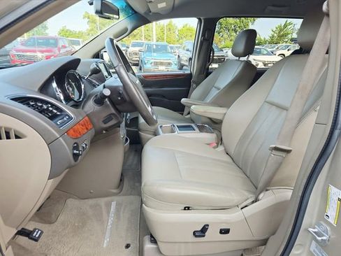 Used 2015 Chrysler Town & Country Touring FWD image 8