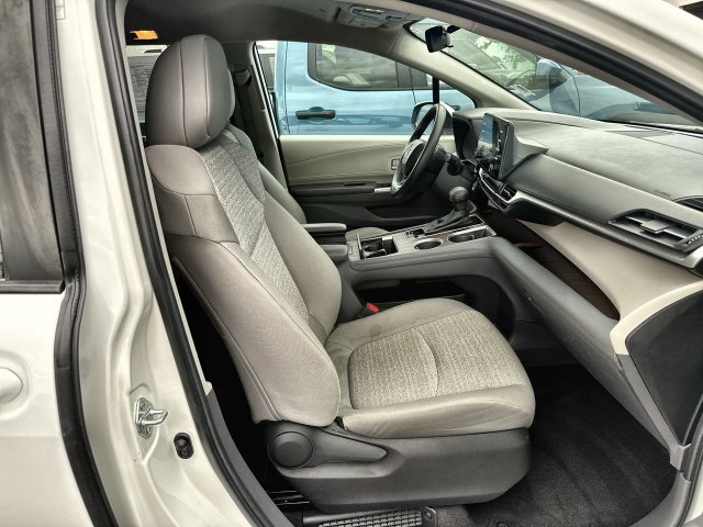 Used 2024 Toyota Sienna LE FWD image 24