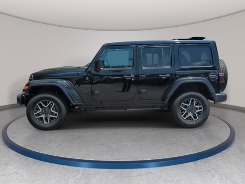 Used 2025 Jeep Wrangler Unlimited Sahara AWD/4WD image 3