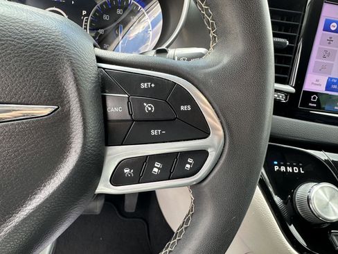 Used 2022 Chrysler Pacifica Touring-L FWD image 25