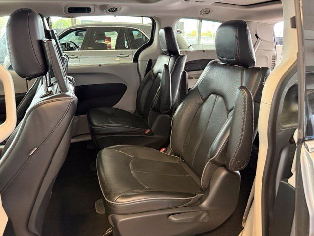 Used 2018 Chrysler Pacifica Limited w/ Advanced Safetytec Group FWD image 3