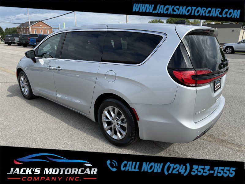 Used 2026 Chrysler Pacifica Limited FWD image 3