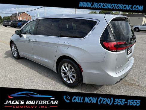 Used 2026 Chrysler Pacifica Limited FWD image 3