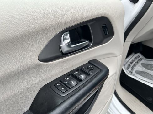 Used 2020 Chrysler Pacifica Touring-L image 11