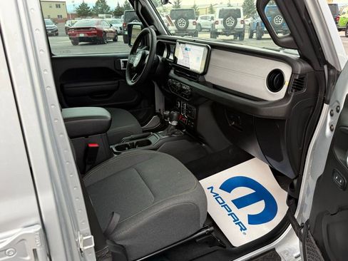 Used 2024 Jeep Gladiator Sport image 16