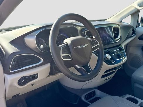 Used 2017 Chrysler Pacifica Touring FWD image 24
