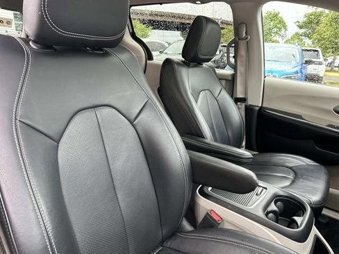 Used 2022 Chrysler Pacifica Touring-L AWD/4WD image 11