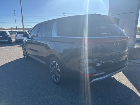 Used 2023 Kia Carnival EX image 13