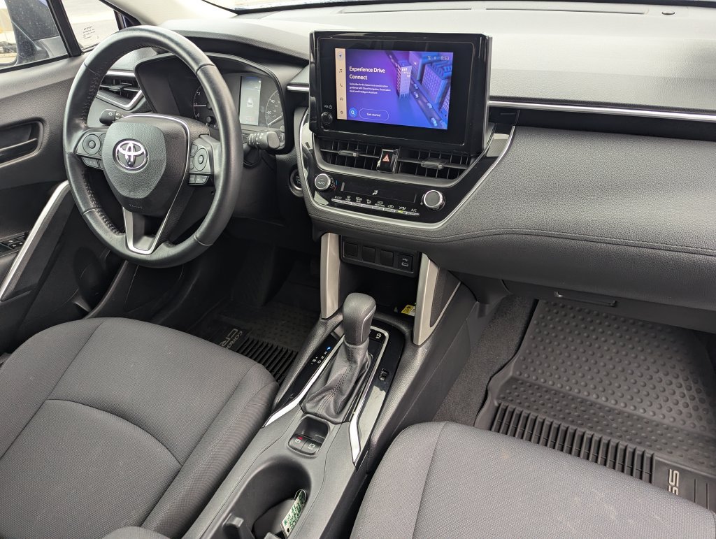 Used 2023 Toyota Corolla Cross LE AWD/4WD image 31