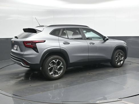 Used 2025 Chevrolet Trax LT FWD image 2