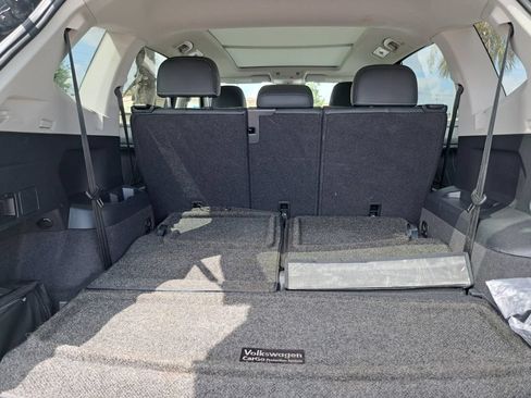 Used 2023 Volkswagen Tiguan SE w/ Panoramic Sunroof Package FWD image 26