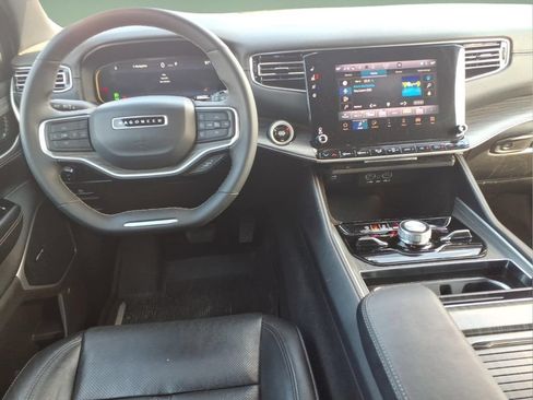 Used 2024 Jeep Wagoneer Series III AWD/4WD image 9