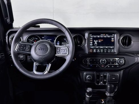 Used 2023 Jeep Wrangler Unlimited Sahara AWD/4WD image 13