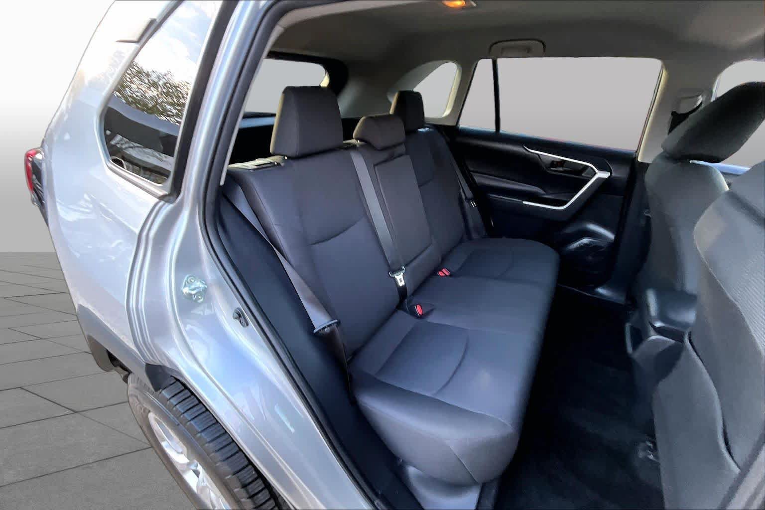 Used 2021 Toyota RAV4 LE AWD/4WD image 19