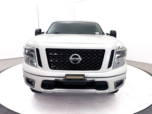 Used 2017 Nissan Titan PRO-4X AWD/4WD image 2