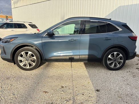 Certified 2025 Ford Escape Platinum w/ Premium Technology Package image 11