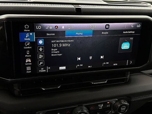 Used 2025 Jeep Gladiator Sport w/ Premium Package AWD/4WD image 16