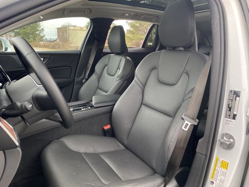 Used 2025 Volvo V60 B5 Cross Country Plus image 7