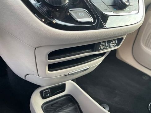 Used 2023 Chrysler Pacifica Touring-L FWD image 27