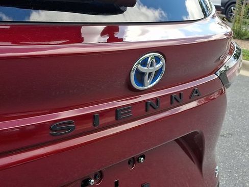 Used 2025 Toyota Sienna LE FWD image 25