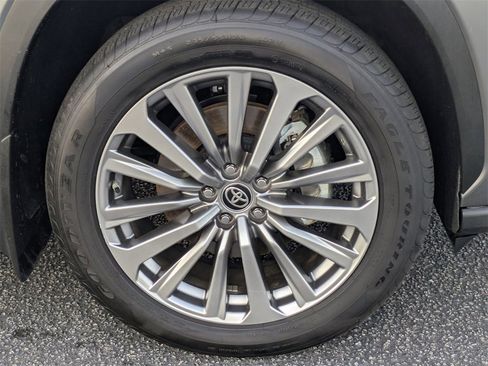 Certified 2025 Toyota Highlander Limited image 12