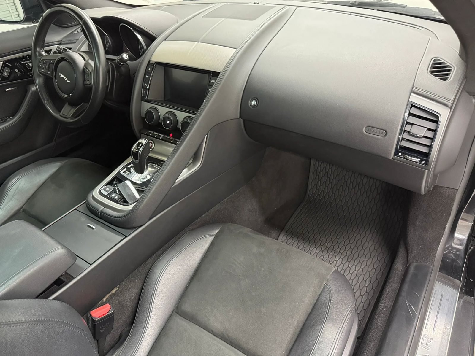 Used 2016 Jaguar F-TYPE Coupe RWD image 2
