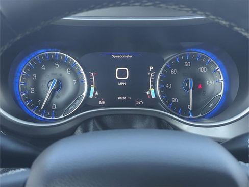 Used 2023 Chrysler Pacifica Touring-L image 16