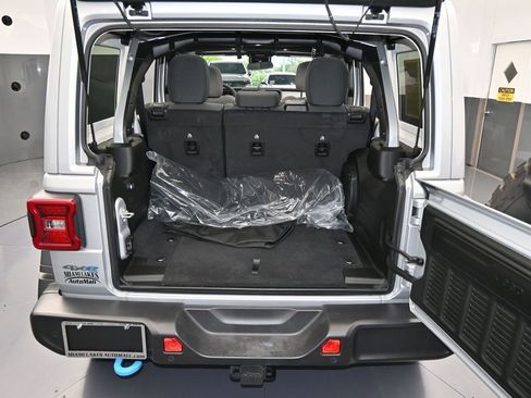 Used 2024 Jeep Wrangler Unlimited image 41