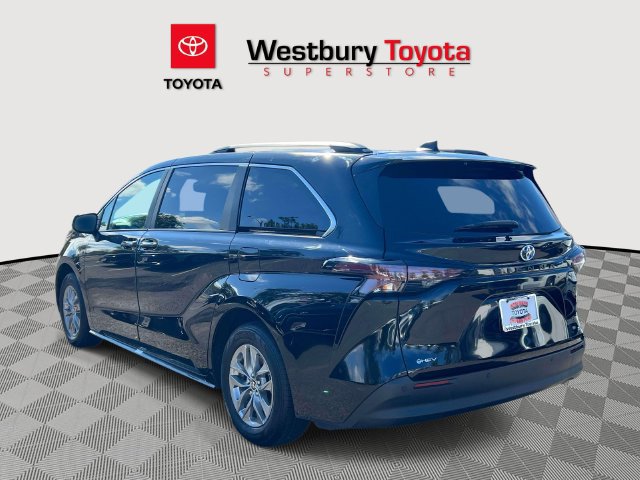 Certified 2025 Toyota Sienna XLE FWD image 9