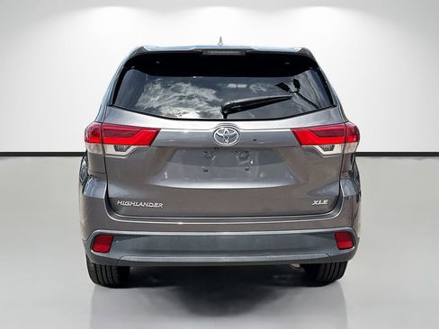 Used 2019 Toyota Highlander XLE FWD image 4