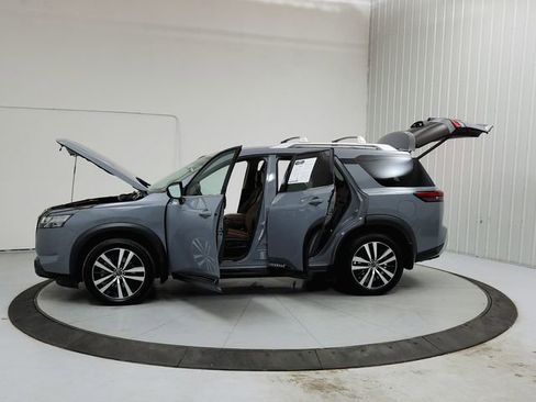 Used 2023 Nissan Pathfinder Platinum w/ Black Appearance Package image 12