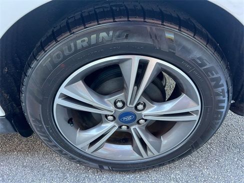 Used 2018 Ford Focus SE w/ SE Appearance Package image 19