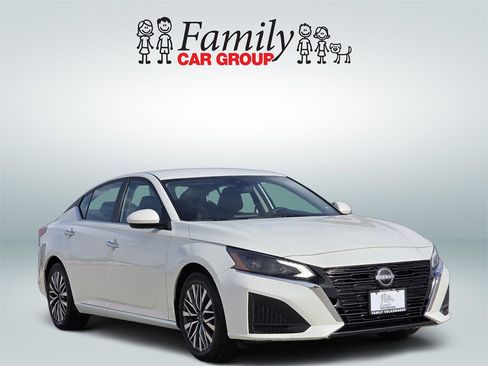 Used 2023 Nissan Altima 2.5 SV image 2