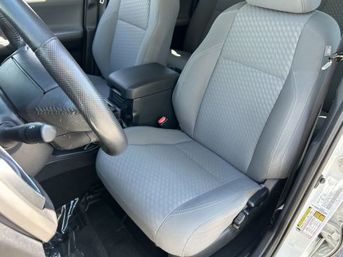 Used 2020 Toyota Tacoma SR5 RWD image 18