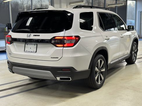 New 2025 Honda Pilot Touring image 11