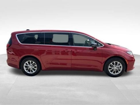 Used 2026 Chrysler Pacifica Limited FWD image 9