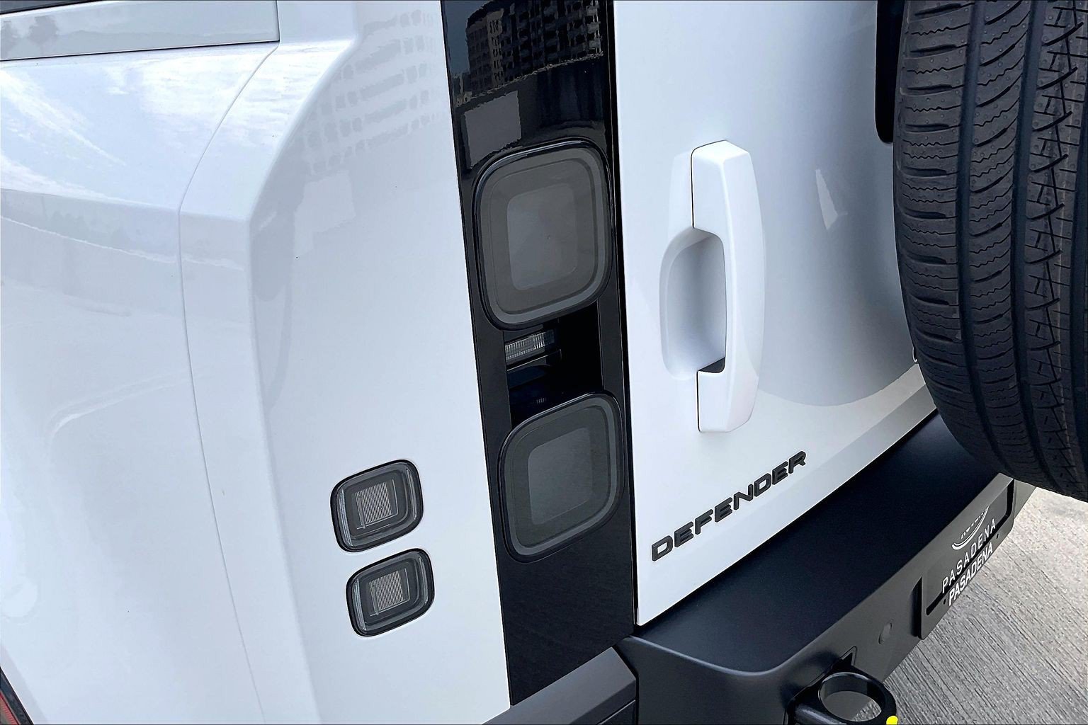 New 2026 Land Rover Defender 110 X-Dynamic SE AWD/4WD image 8
