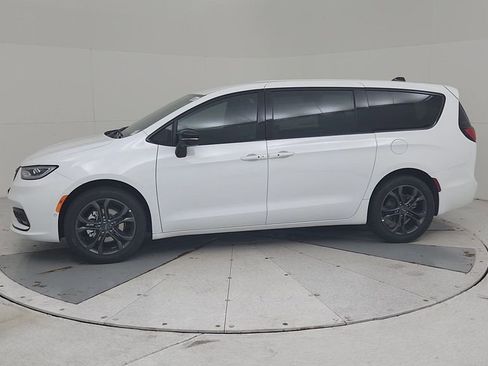 New 2026 Chrysler Pacifica Select image 8