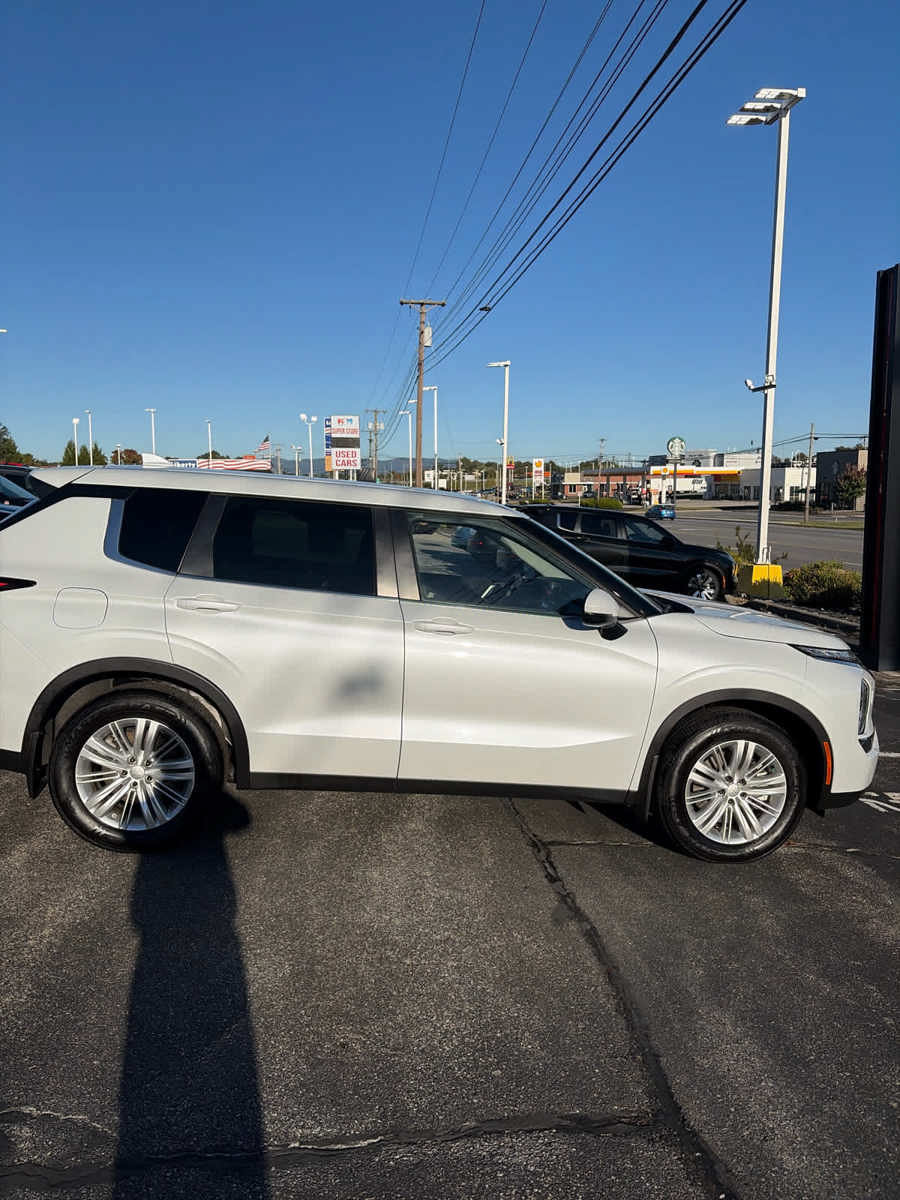 Used 2023 Mitsubishi Outlander ES AWD/4WD image 17