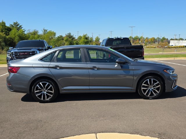 Used 2025 Volkswagen Jetta SE FWD image 6
