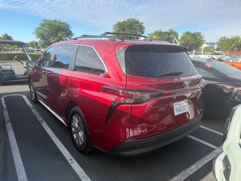 Used 2025 Toyota Sienna XLE w/ XLE Plus Package FWD image 4