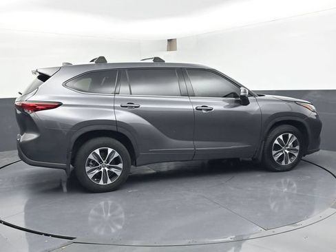 Used 2022 Toyota Highlander XLE AWD/4WD image 3